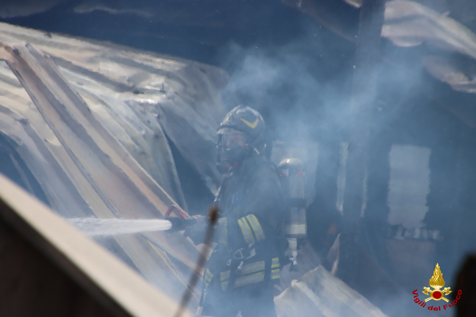 Galleria foto 'Fiamme alla periferia di Molfetta, un incendio distrugge un ristorante sul mare – FOTO' - foto 3