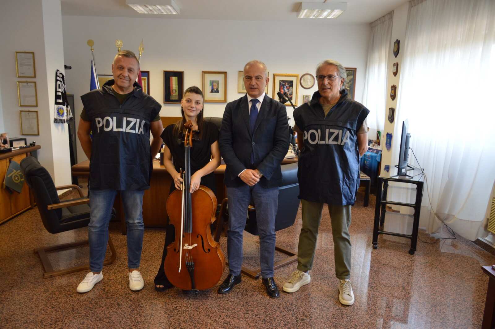 Galleria foto 'Foggia, violoncello rubato prima di un’esibizione: ritrovato e restituito alla studentessa del Conservatorio' - foto 1