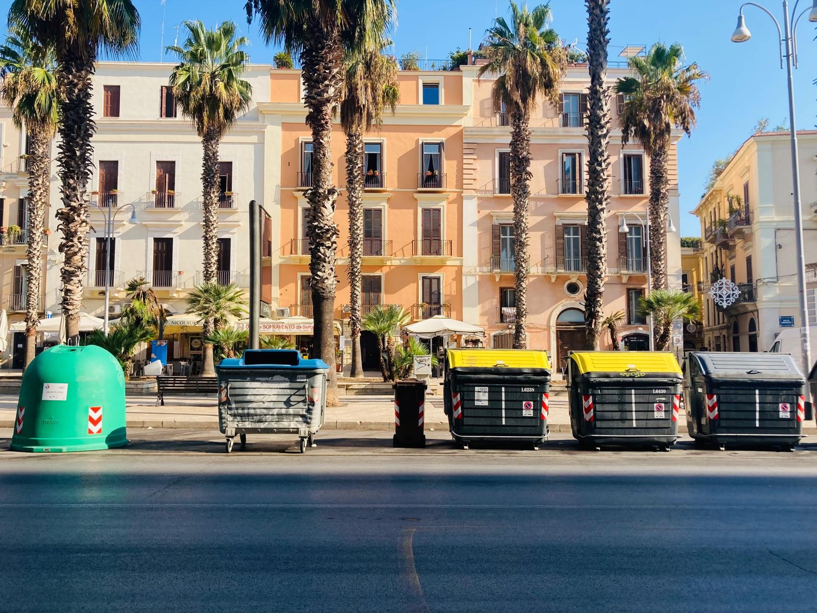 Bari, raccolta porta a porta per i commercianti: Amiu valuta modifiche a cassonetti e orari – FOTO Bari, raccolta porta a porta per i commercianti: Amiu valuta modifiche a cassonetti e orari – FOTO