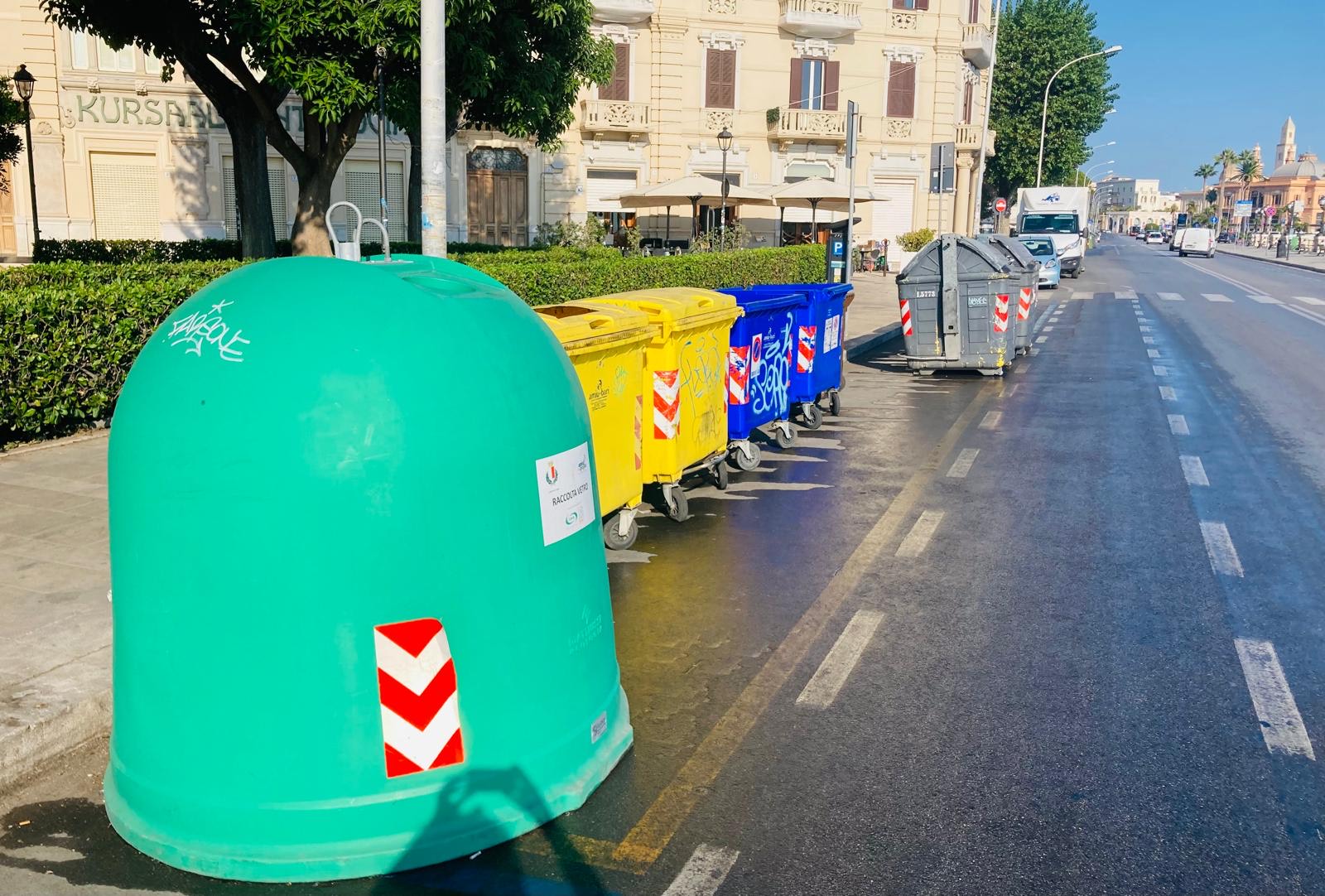 Bari, raccolta porta a porta per i commercianti: Amiu valuta modifiche a cassonetti e orari – FOTO Bari, raccolta porta a porta per i commercianti: Amiu valuta modifiche a cassonetti e orari – FOTO