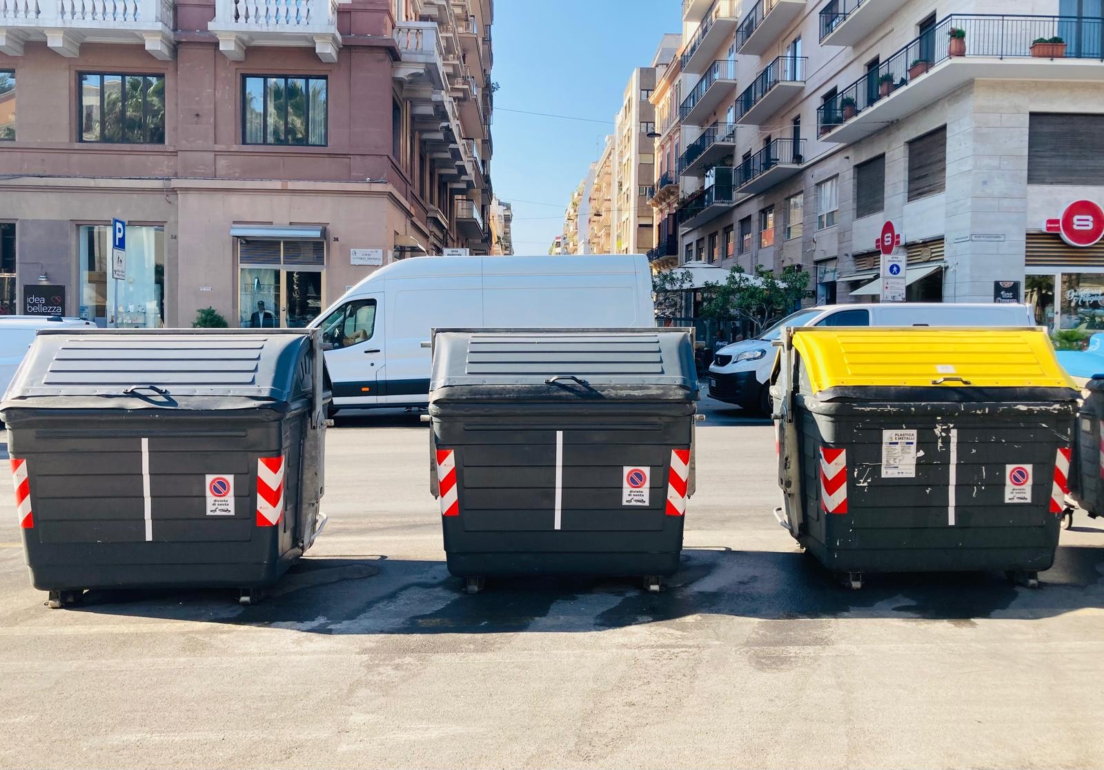 Bari, raccolta porta a porta per i commercianti: Amiu valuta modifiche a cassonetti e orari – FOTO Bari, raccolta porta a porta per i commercianti: Amiu valuta modifiche a cassonetti e orari – FOTO