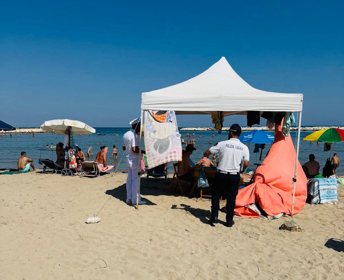 Bari, controlli congiunti sulle spiagge per un Ferragosto in sicurezza: multe fino a mille euro per i trasgressori