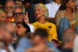 Lecce-Milan, ospite da Oscar al Via del Mare: l’attrice Helen Mirren omaggiata dal club con la nuova maglia