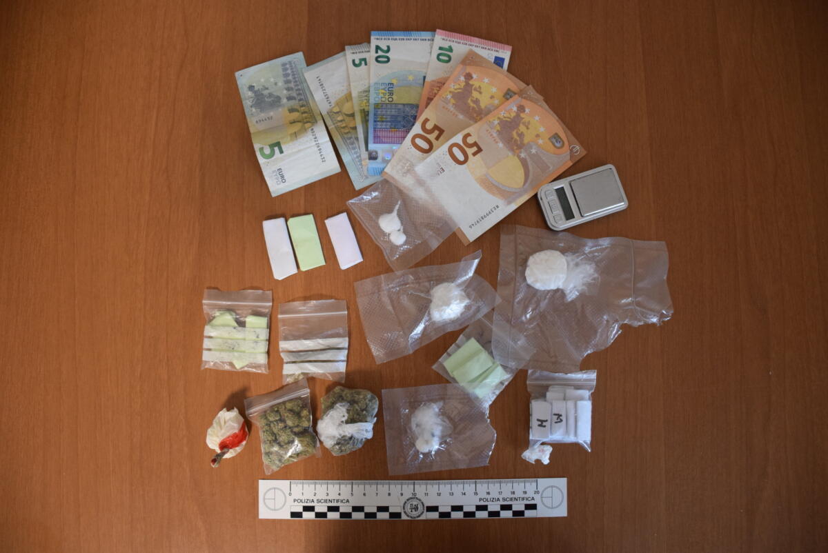 Alliste, in auto con vari tipi di droga tra cui cocaina e funghi allucinogeni: arrestato 22enne di Melissano Alliste, in auto con vari tipi di droga tra cui cocaina e funghi allucinogeni: arrestato 22enne di Melissano