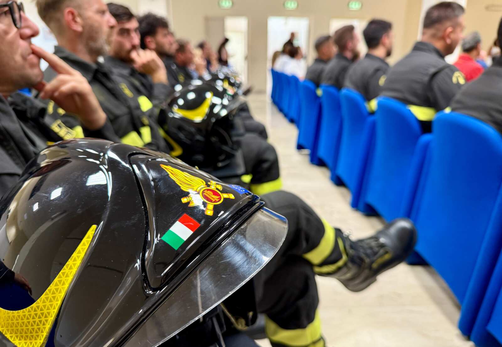 Incendi, in Puglia novemila interventi dei vigili del fuoco. Emiliano visita la Direzione regionale