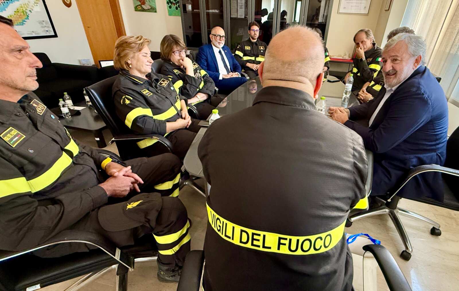 Incendi, in Puglia novemila interventi dei vigili del fuoco. Emiliano visita la Direzione regionale