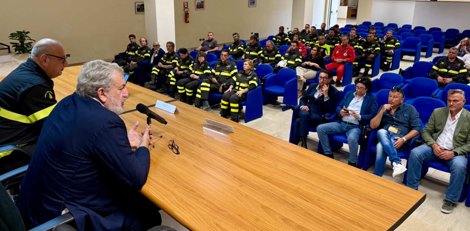 Incendi, in Puglia novemila interventi dei vigili del fuoco. Emiliano visita la Direzione regionale