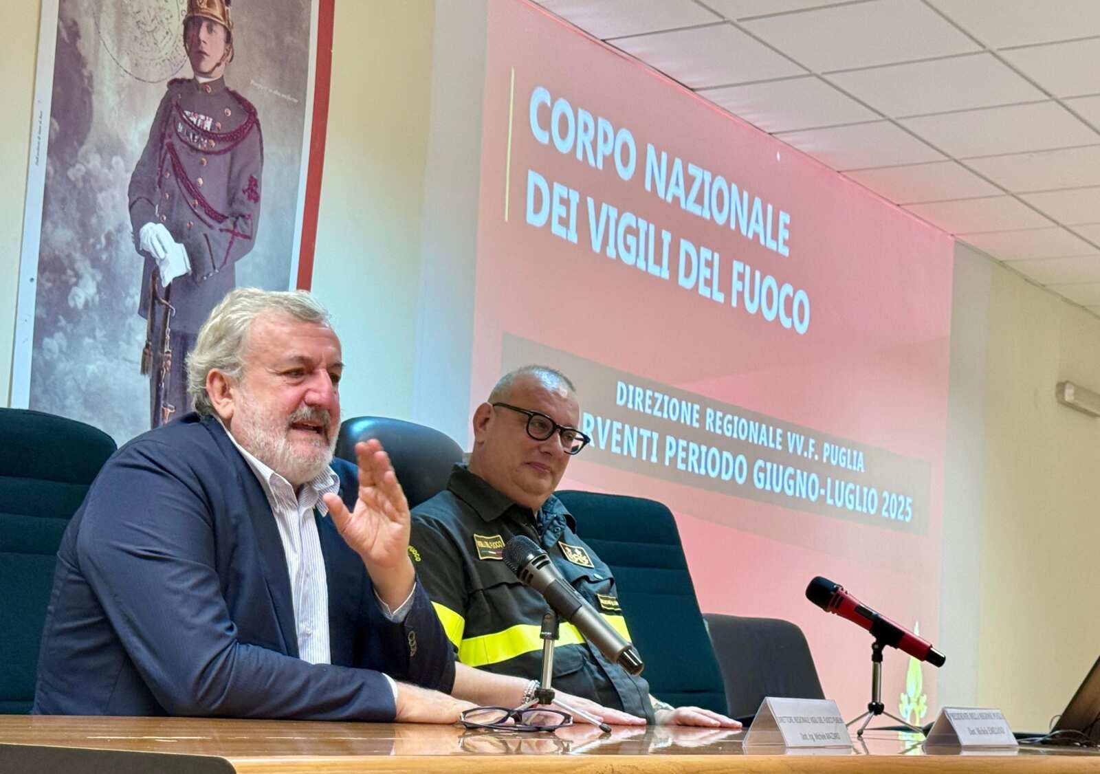 Incendi, in Puglia novemila interventi dei vigili del fuoco. Emiliano visita la Direzione regionale