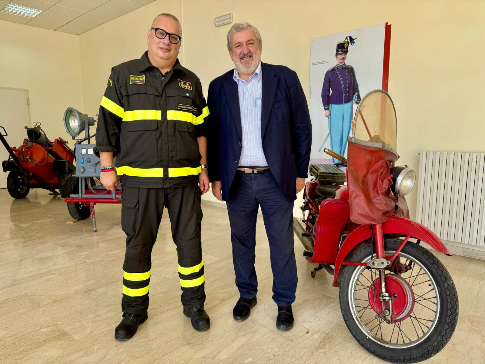 Incendi, in Puglia novemila interventi dei vigili del fuoco. Emiliano visita la Direzione regionale
