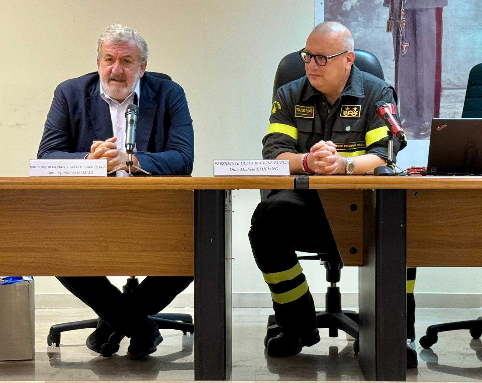 Incendi, in Puglia novemila interventi dei vigili del fuoco. Emiliano visita la Direzione regionale