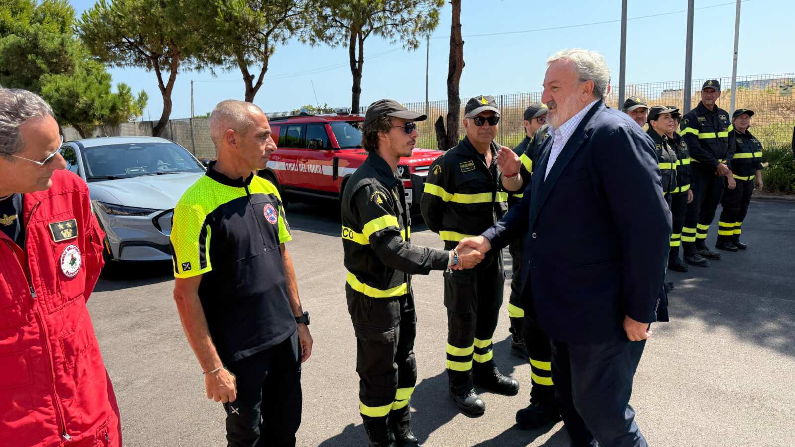 Incendi, in Puglia novemila interventi dei vigili del fuoco. Emiliano visita la Direzione regionale