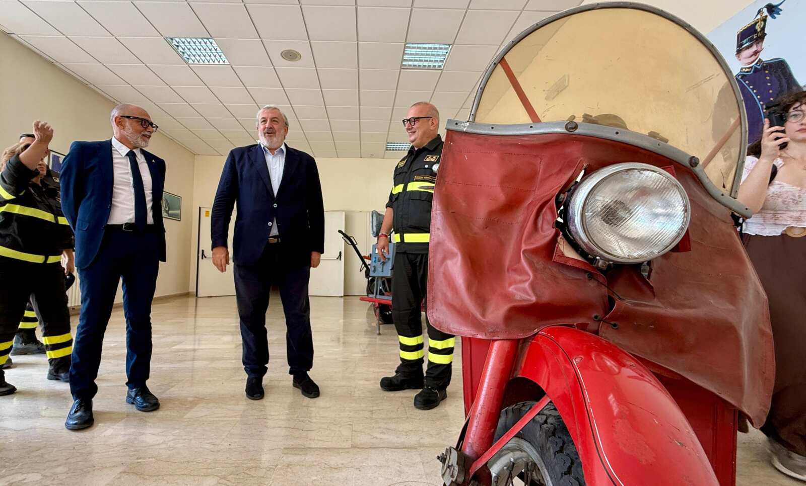 Incendi, in Puglia novemila interventi dei vigili del fuoco. Emiliano visita la Direzione regionale