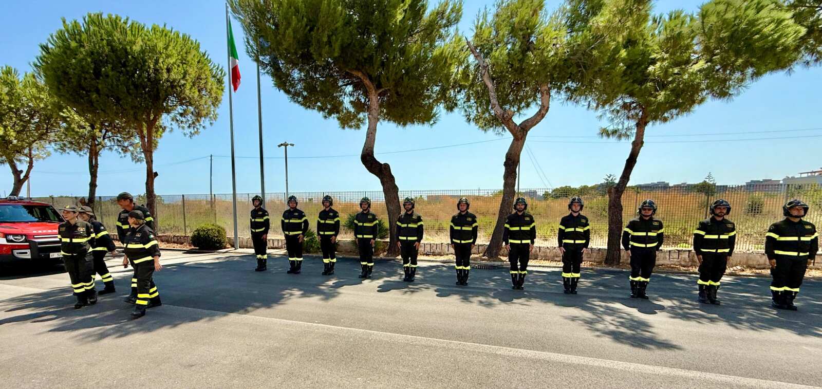 Incendi, in Puglia novemila interventi dei vigili del fuoco. Emiliano visita la Direzione regionale