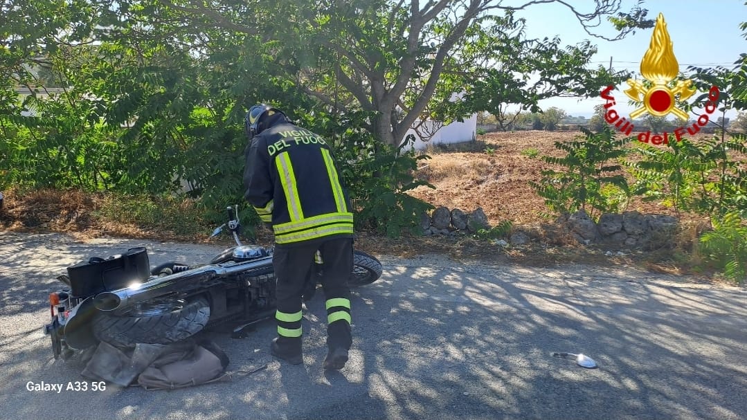 Incidente sulla Ostuni-Villanova, scontro tra auto e moto: feriti soccorsi dai Vigili del Fuoco – FOTO