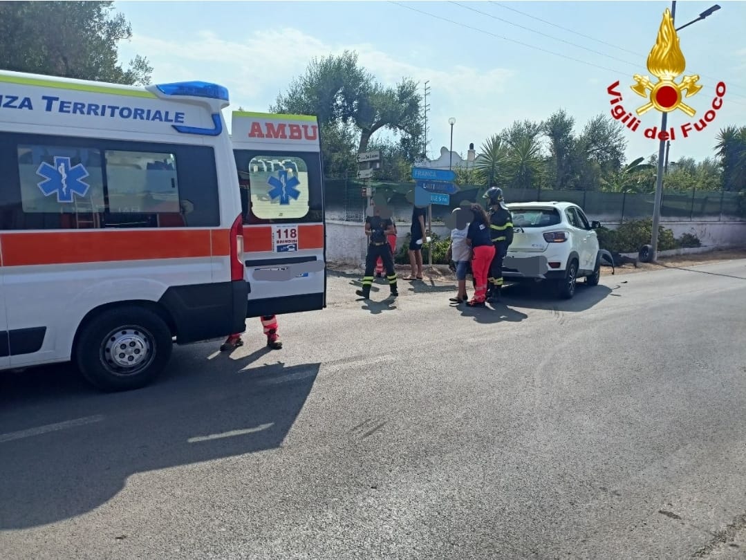Incidente tra due auto nel Brindisino, lo scontro sulla SP48 tra San Vito e San Michele: tre feriti Incidente tra due auto nel Brindisino, lo scontro sulla SP48 tra San Vito e San Michele: tre feriti