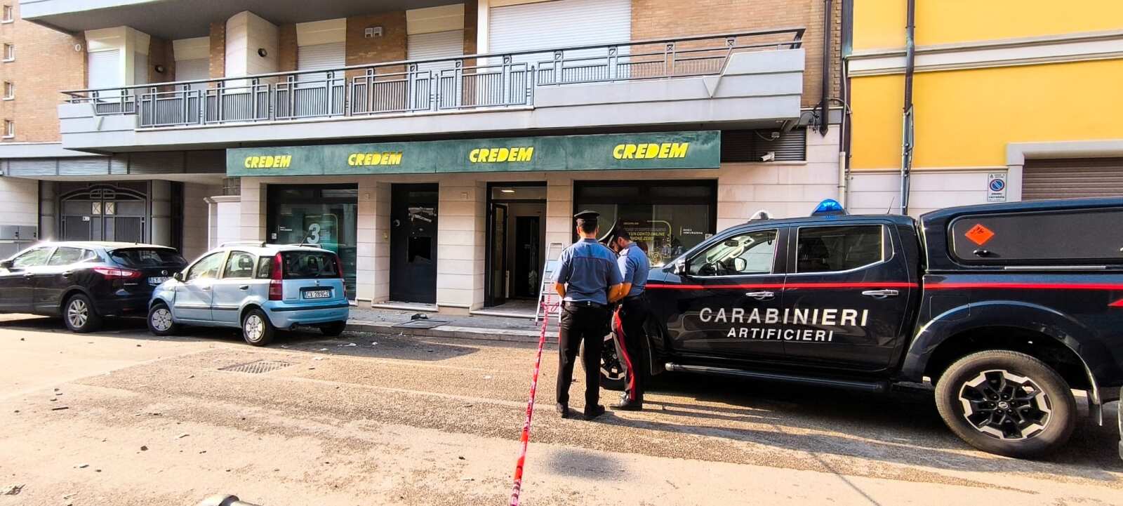 Esplosione nel Foggiano, assalto al bancomat Credem di Apricena: in fuga i ladri, forse un colpo mancato – VIDEO Esplosione nel Foggiano, assalto al bancomat Credem di Apricena: in fuga i ladri, forse un colpo mancato – VIDEO