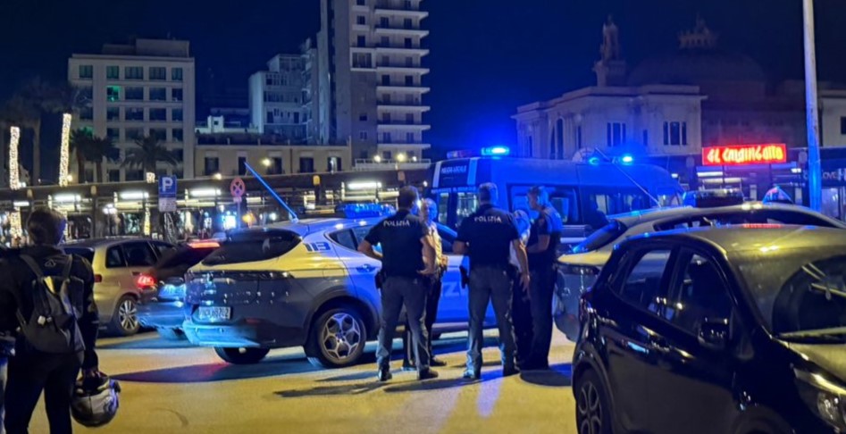 Galleria foto 'Bari, rissa sul lungomare: parcheggiatori abusivi in rivolta, auto danneggiata e un fermo – VIDEO' - foto 1