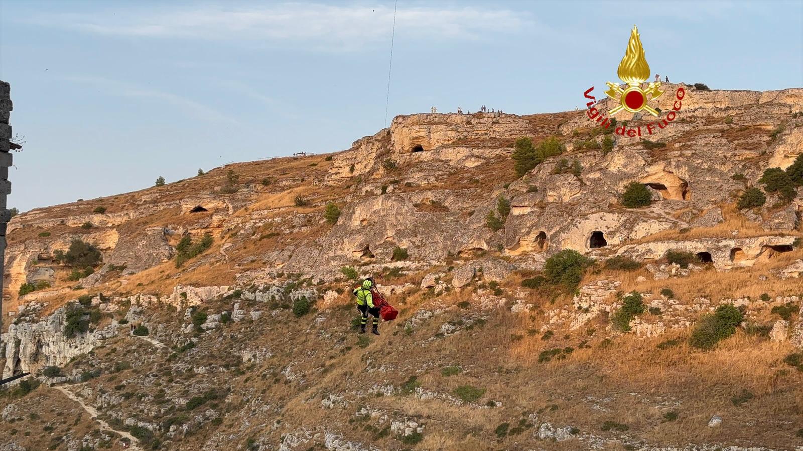 Galleria foto 'Tragedia a Matera, trovato morto un 25enne in una gravina: il corpo recuperato dai vigili del fuoco – VIDEO' - foto 3