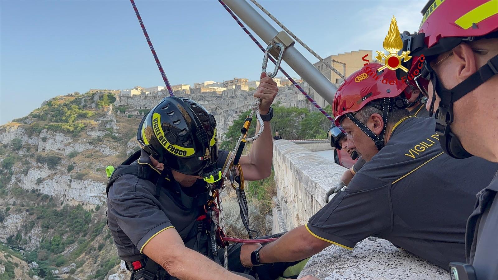 Galleria foto 'Tragedia a Matera, trovato morto un 25enne in una gravina: il corpo recuperato dai vigili del fuoco – VIDEO' - foto 1