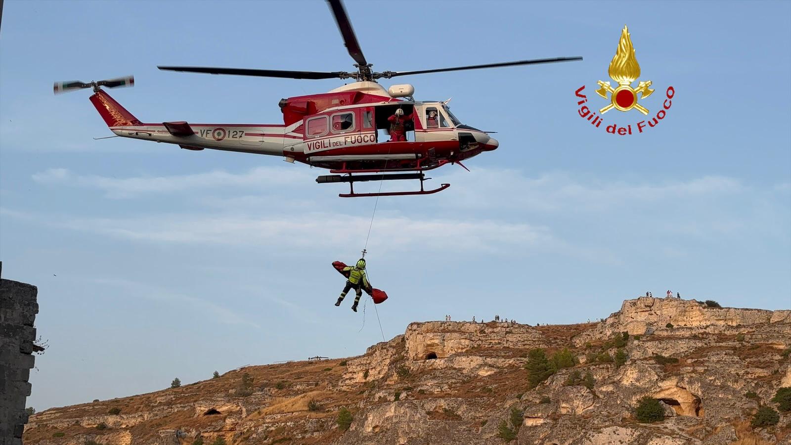 Galleria foto 'Tragedia a Matera, trovato morto un 25enne in una gravina: il corpo recuperato dai vigili del fuoco – VIDEO' - foto 2