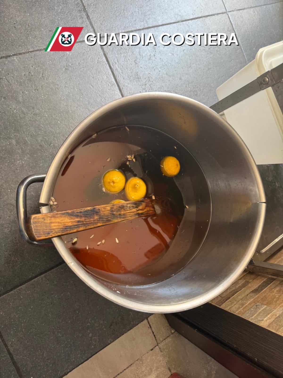 Galleria foto 'Polignano, si sente male dopo aver mangiato in un ristorante etnico: sequestrato mezzo quintale di cibo – FOTO' - foto 4
