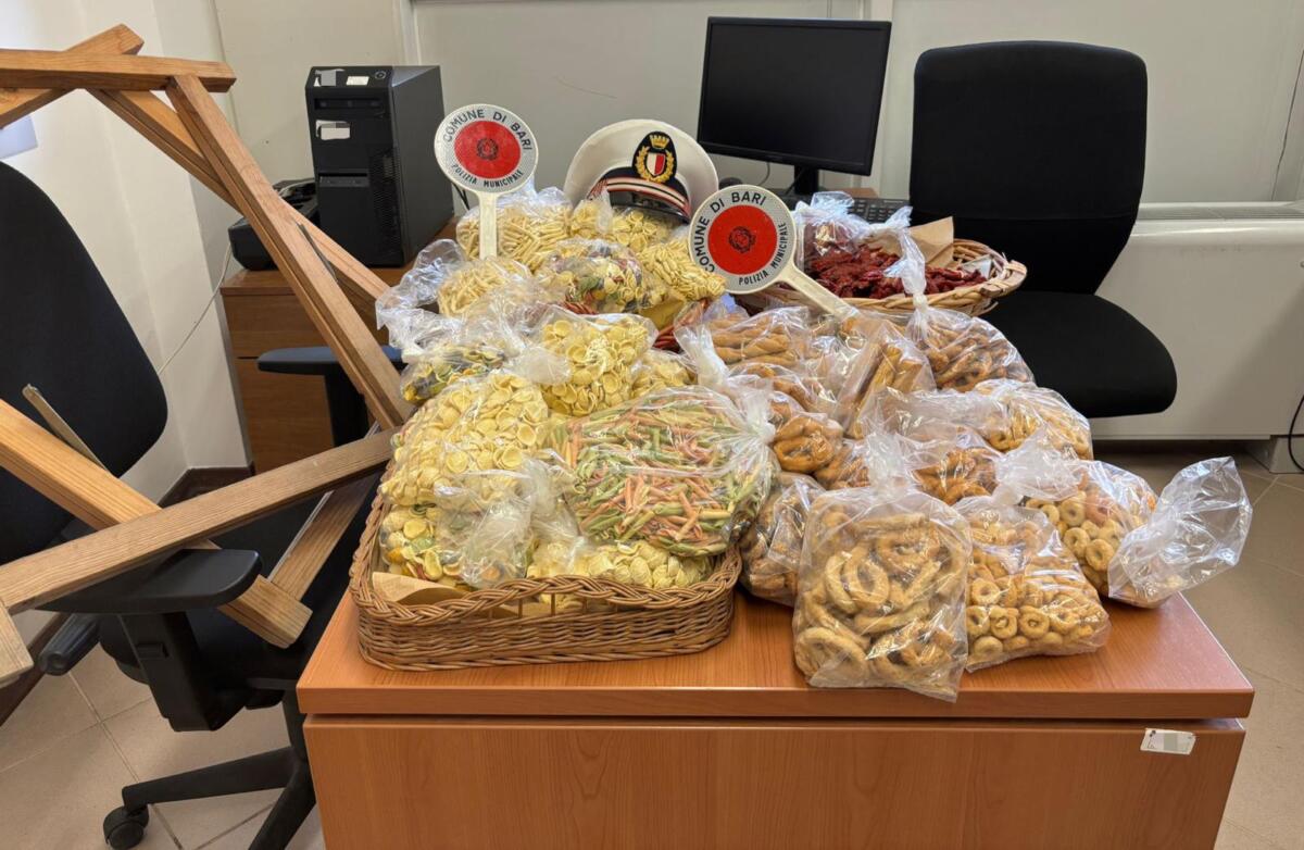 Orecchiette a Bari Vecchia, sequestrati altri 40 kg di prodotti: multa di 5mila euro in Strada Arco Alto Orecchiette a Bari Vecchia, sequestrati altri 40 kg di prodotti: multa di 5mila euro in Strada Arco Alto