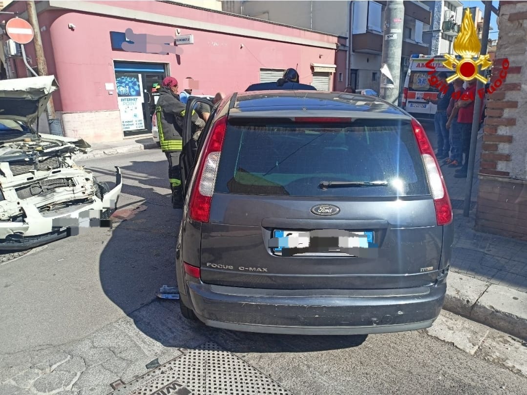 Incidente stradale a Brindisi, scontro tra due auto tra via Imperatore Augusto e via Imperatore Costantino