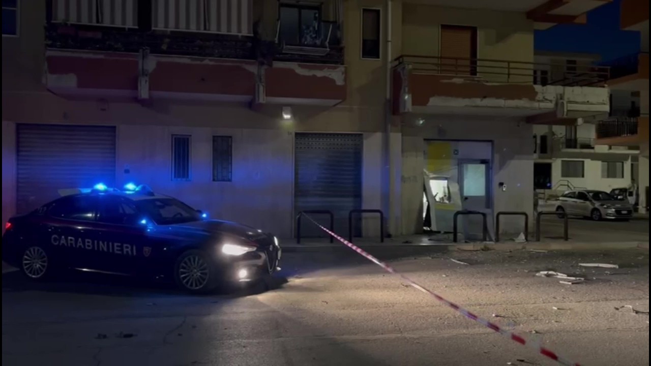 Boato nella notte a Zapponeta, fanno esplodere il bancomat delle Poste: bottino da 10mila euro – VIDEO Boato nella notte a Zapponeta, fanno esplodere il bancomat delle Poste: bottino da 10mila euro – VIDEO
