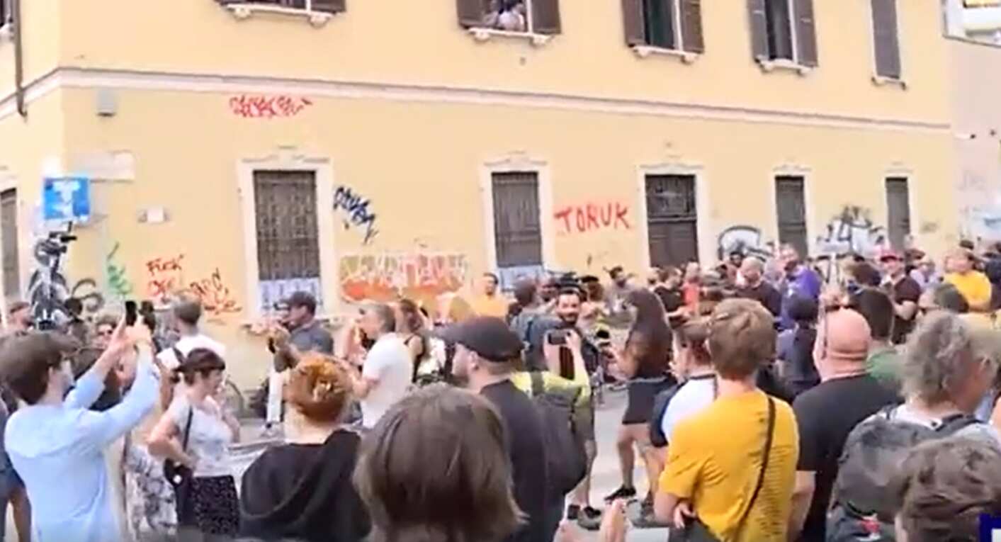 Milano, sgombero a sorpresa del Leoncavallo: lo storico centro sociale chiude dopo 31 anni