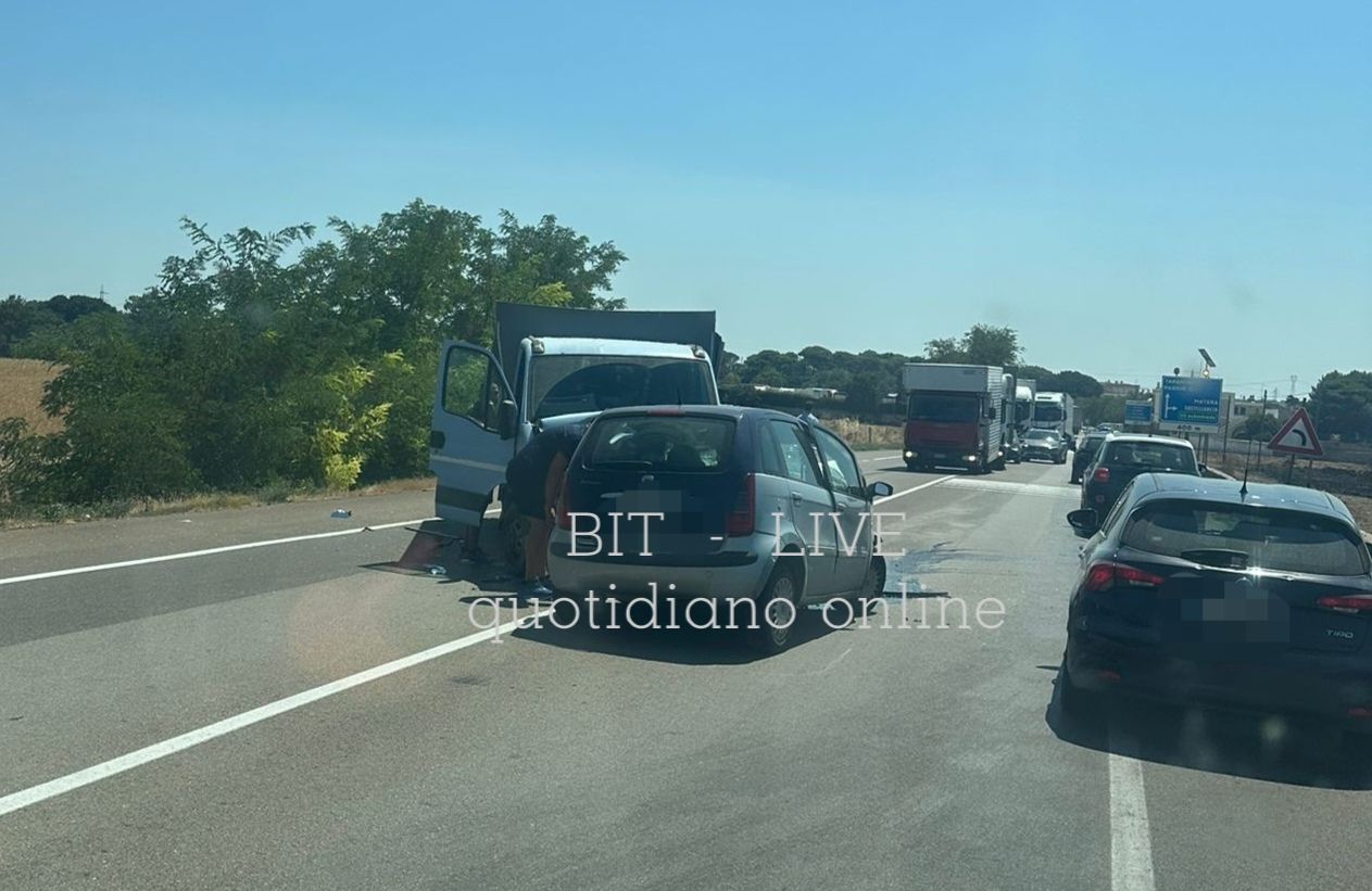 Incidente nel Tarantino, scontro tra auto e camion sulla Ss 100: tre feriti di cui uno in codice rosso Incidente nel Tarantino, scontro tra auto e camion sulla Ss 100: tre feriti di cui uno in codice rosso