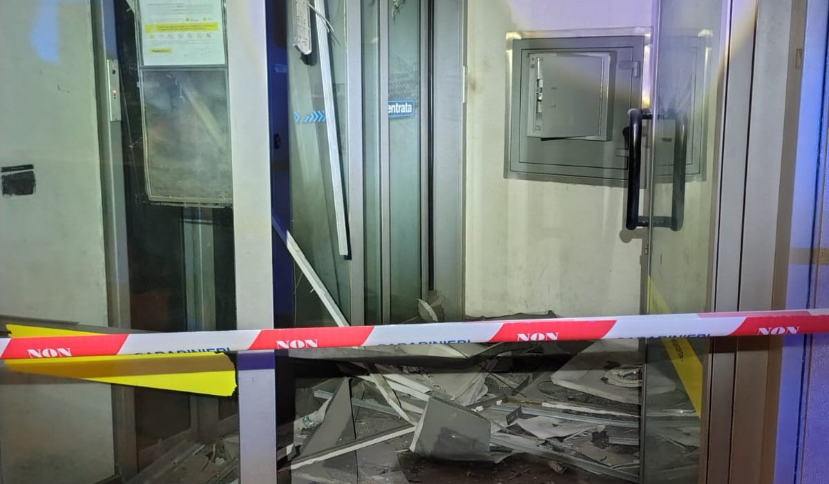 Tentato furto al bancoposta di Andria, esplosione a “marmotta”: ladri in fuga a mani vuote Tentato furto al bancoposta di Andria, esplosione a “marmotta”: ladri in fuga a mani vuote