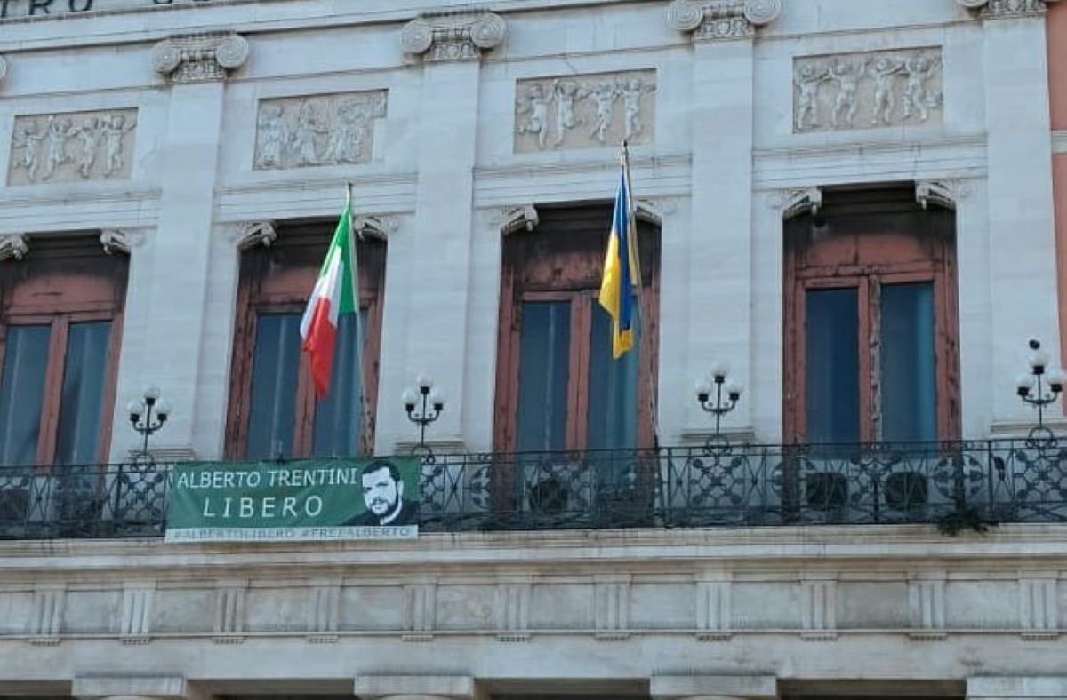 Giornata dell’indipendenza dell’Ucraina, la bandiera gialla e blu sventola anche a Bari Giornata dell’indipendenza dell’Ucraina, la bandiera gialla e blu sventola anche a Bari