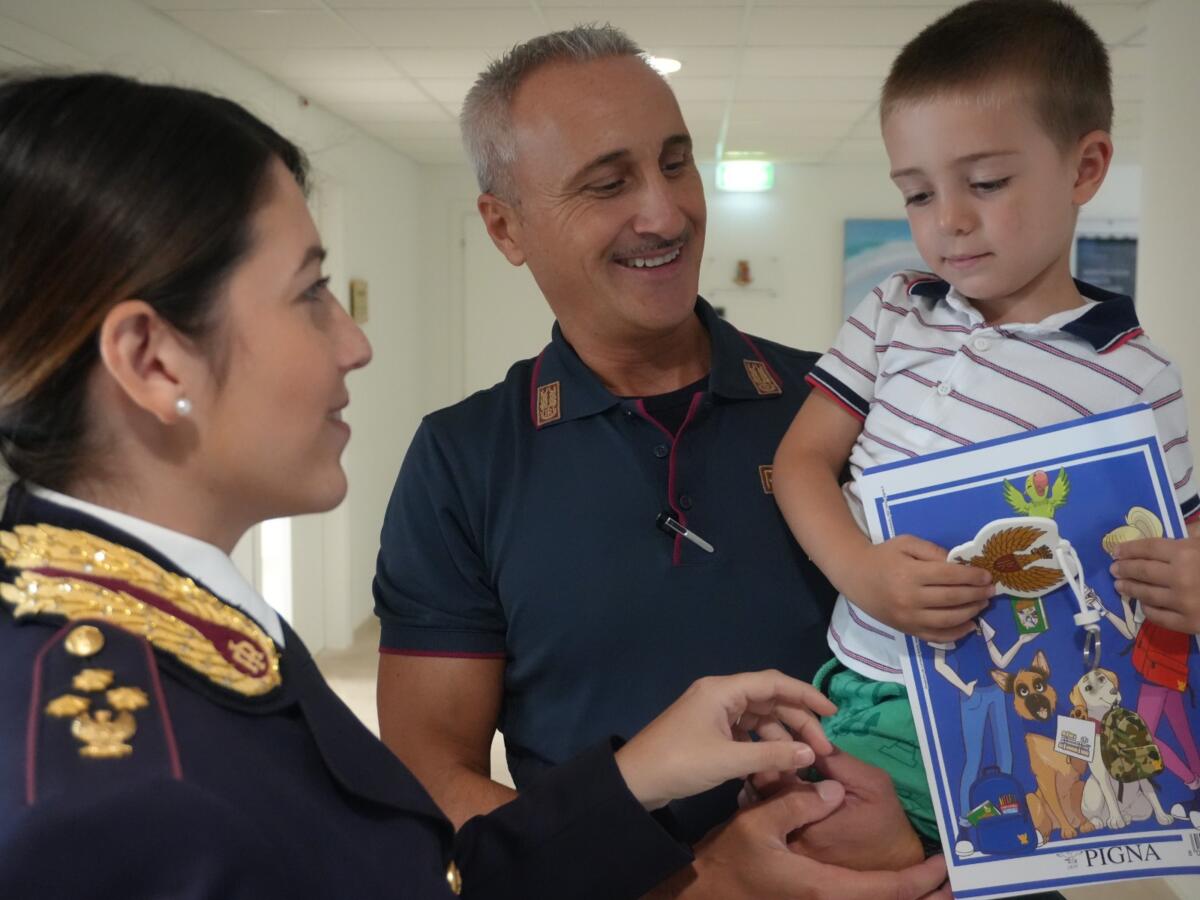 Margherita di Savoia, bimbo di 3 anni si perde sul lungomare: i poliziotti rintracciano i genitori – FOTO Margherita di Savoia, bimbo di 3 anni si perde sul lungomare: i poliziotti rintracciano i genitori – FOTO