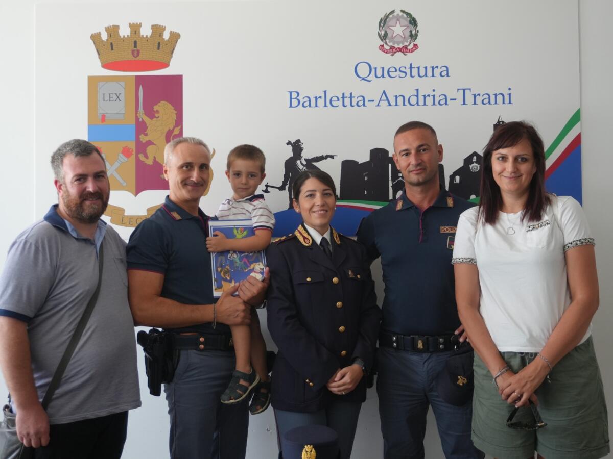 Margherita di Savoia, bimbo di 3 anni si perde sul lungomare: i poliziotti rintracciano i genitori – FOTO Margherita di Savoia, bimbo di 3 anni si perde sul lungomare: i poliziotti rintracciano i genitori – FOTO