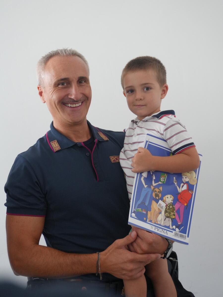 Margherita di Savoia, bimbo di 3 anni si perde sul lungomare: i poliziotti rintracciano i genitori – FOTO Margherita di Savoia, bimbo di 3 anni si perde sul lungomare: i poliziotti rintracciano i genitori – FOTO