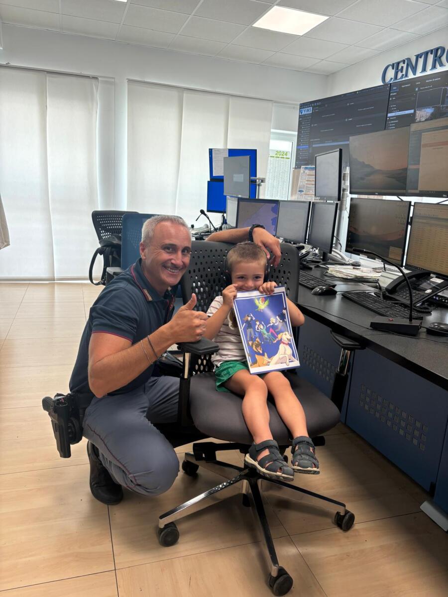 Margherita di Savoia, bimbo di 3 anni si perde sul lungomare: i poliziotti rintracciano i genitori – FOTO Margherita di Savoia, bimbo di 3 anni si perde sul lungomare: i poliziotti rintracciano i genitori – FOTO