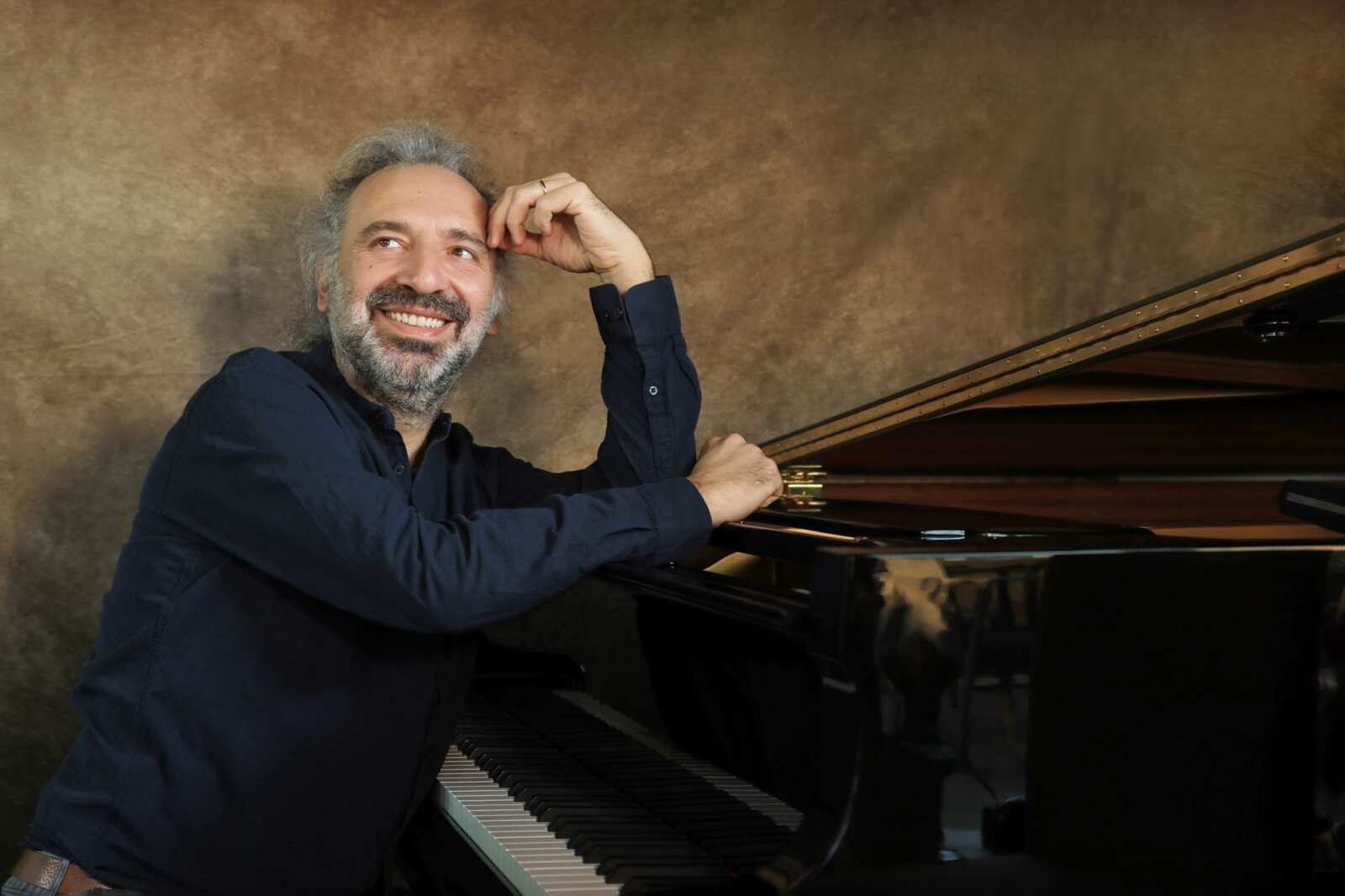 Stefano Bollani: «A Bari i miei i primi passi nel jazz. La musica? Un gioco serio» – L’INTERVISTA Stefano Bollani: «A Bari i miei i primi passi nel jazz. La musica? Un gioco serio» – L’INTERVISTA