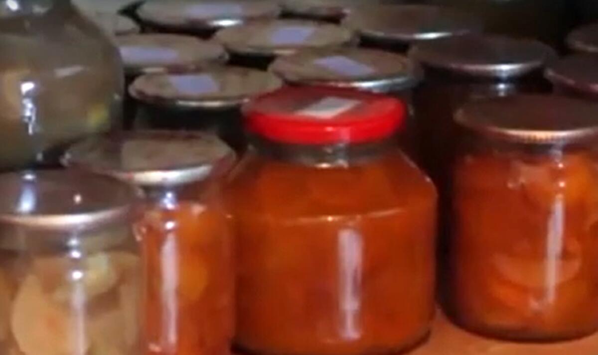 Galleria foto 'Botulino, blitz dei Nas a Bologna: sequestrati 674 chili di conserve a rischio salute' - foto 1