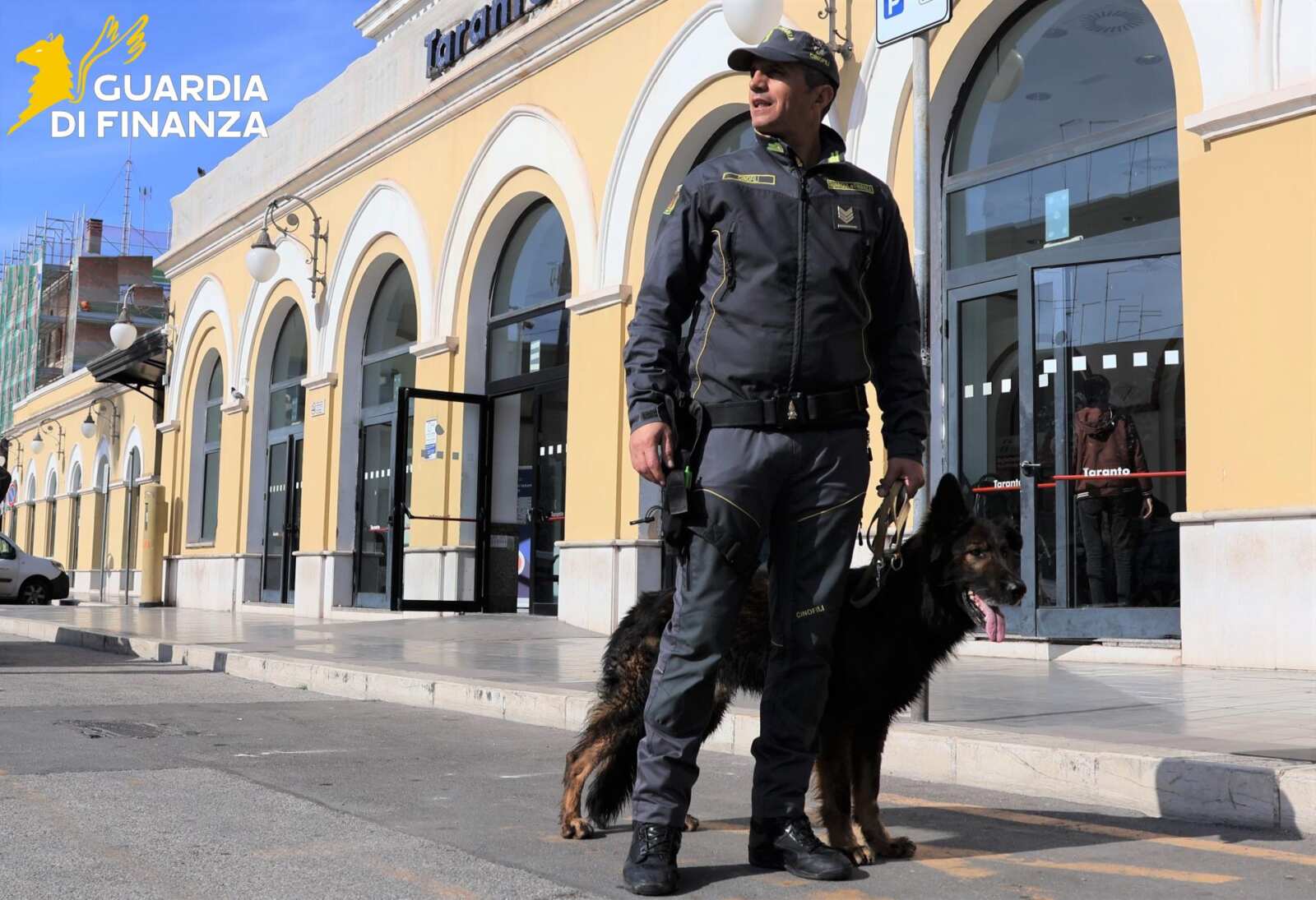 Galleria foto 'Taranto, droga nascosta anche nelle ruote di scorta: sequestrato oltre mezzo chilo di hashish' - foto 1