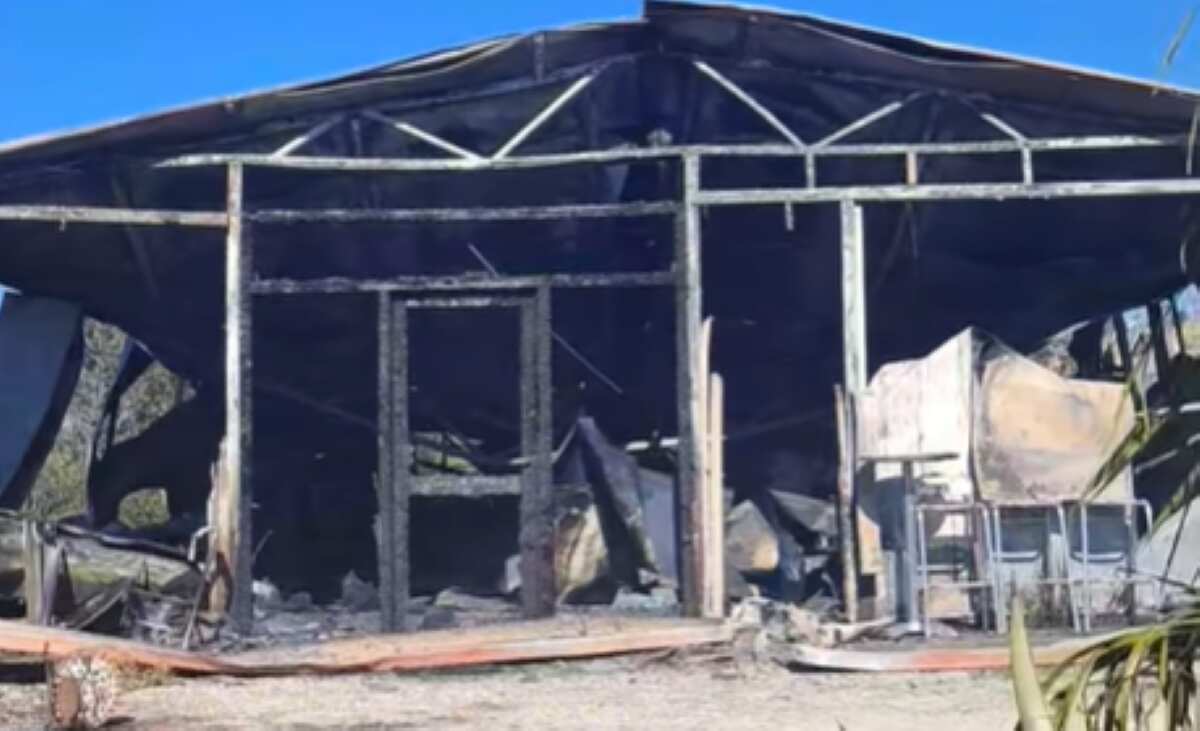 Galleria foto 'San Giovanni Rotondo, un incendio distrugge la casa di un cittadino: «Maledetti assassini» – VIDEO' - foto 1