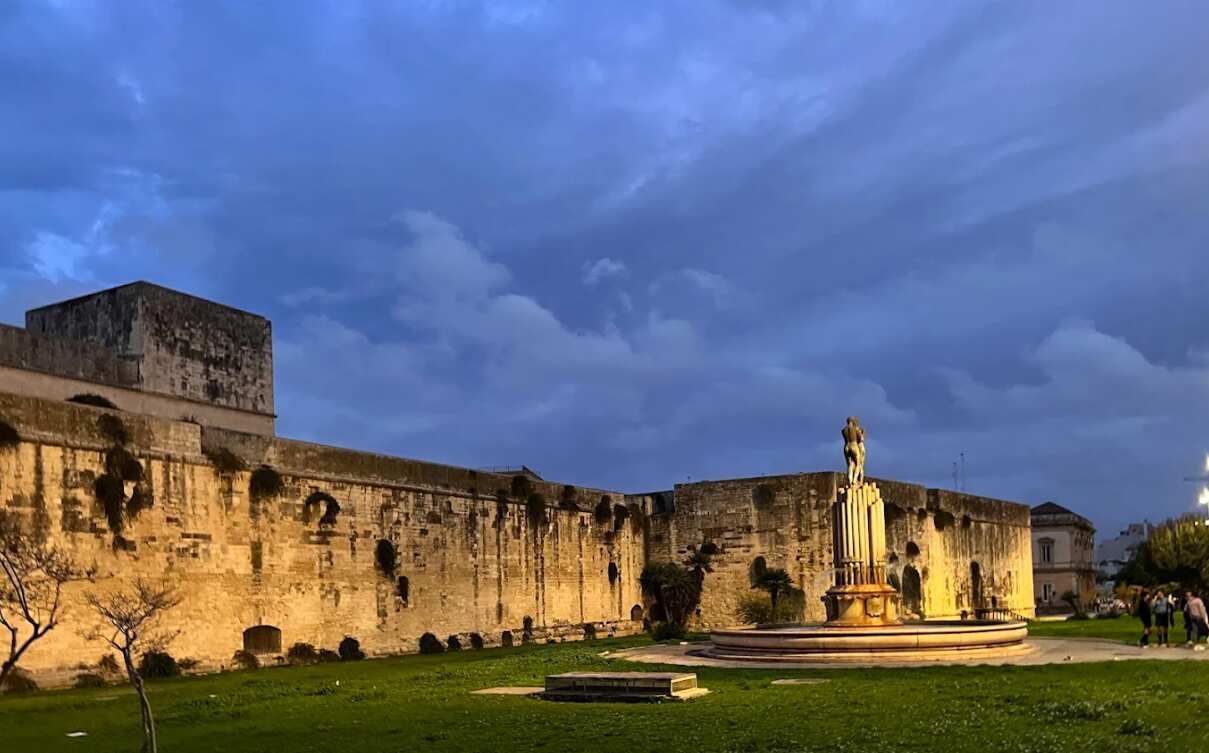 Si accampa con la tenda davanti al castello Carlo V di Lecce: turista allontanato dalla polizia locale Si accampa con la tenda davanti al castello Carlo V di Lecce: turista allontanato dalla polizia locale