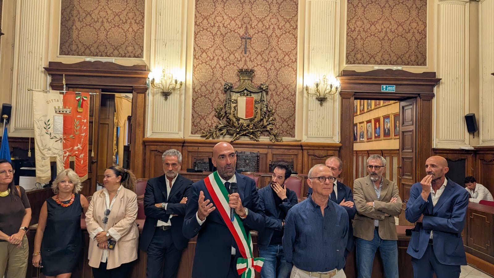 Galleria foto 'Bari, 34 anni fa l’arrivo della Vlora con 20mila cittadini albanesi: «Dimostrammo che qui nessuno è straniero»' - foto 1