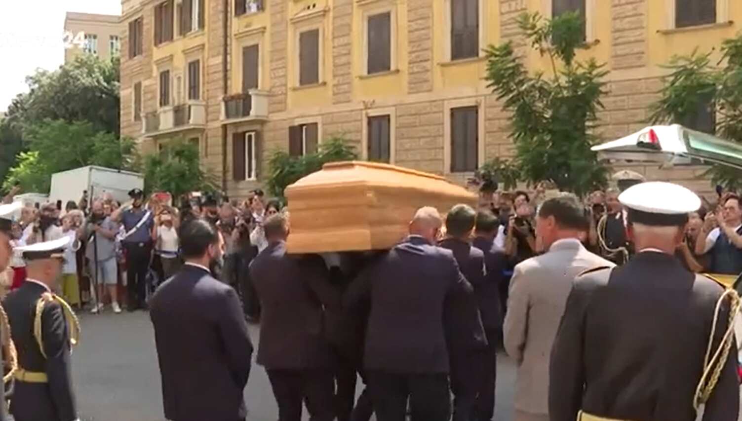 Galleria foto 'Pippo Baudo, in 8mila per l’ultimo saluto al re della tv. E spunta un inedito con Heather Parisi' - foto 3