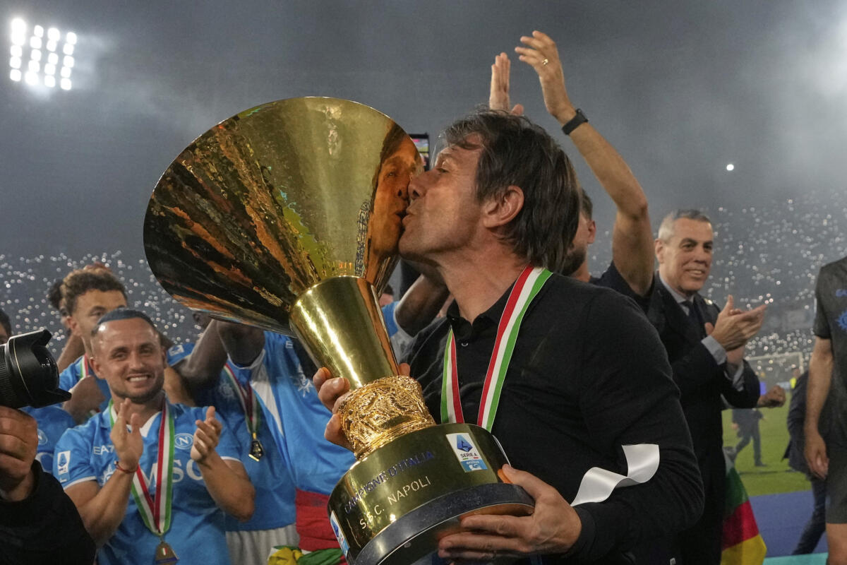 Parte la caccia al Napoli. Milan e Inter d’assalto, Juve e Roma mine vaganti Parte la caccia al Napoli. Milan e Inter d’assalto, Juve e Roma mine vaganti