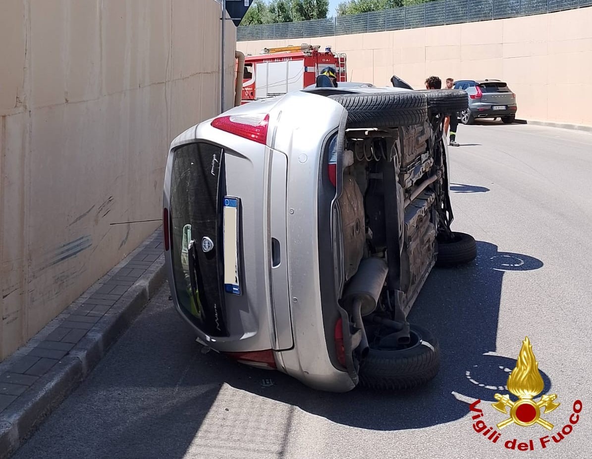 Galleria foto 'Vigili del fuoco ancora in azione a Corato, auto si ribalta nel sottopasso di via Trani: conducente illesa' - foto 2