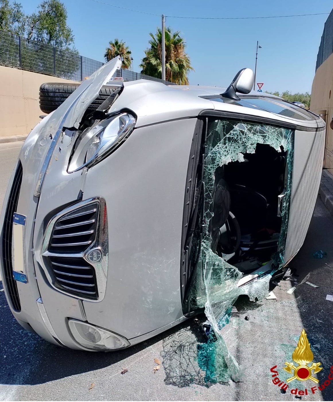 Galleria foto 'Vigili del fuoco ancora in azione a Corato, auto si ribalta nel sottopasso di via Trani: conducente illesa' - foto 4