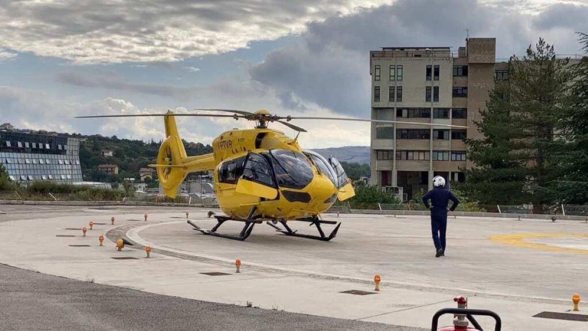 Scontro frontale tra un’auto e un van sulla Tito-Brienza, un mezzo prende fuoco: nove feriti Scontro frontale tra un’auto e un van sulla Tito-Brienza, un mezzo prende fuoco: nove feriti