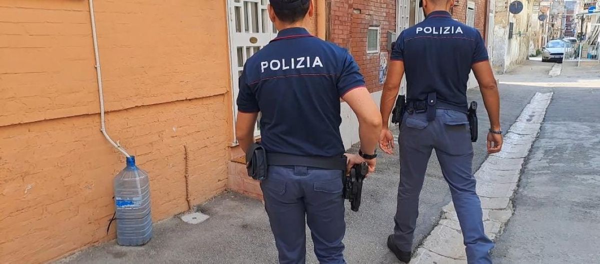Galleria foto 'Foggia, una donna di 46 anni è stata uccisa a coltellate nella notte: aveva denunciato l’ex. È caccia all’uomo' - foto 1