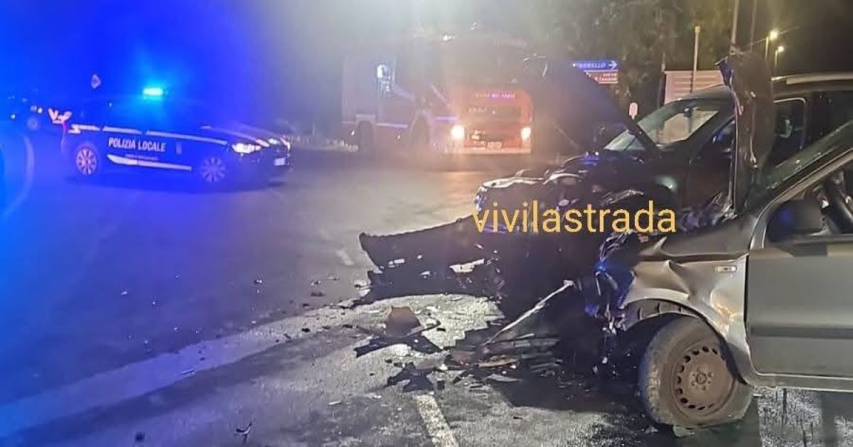 Galleria foto 'Castellana Grotte, scontro frontale sulla via per la Selva di Fasano: gravi i due conducenti coinvolti' - foto 1