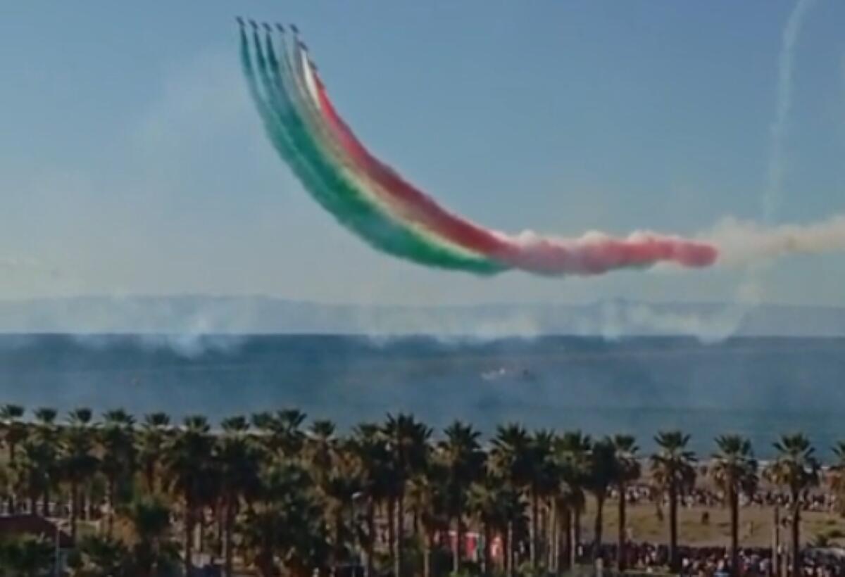 Galleria foto 'Barletta accoglie le Frecce Tricolori: lo spettacolo nel cielo – VIDEO' - foto 1